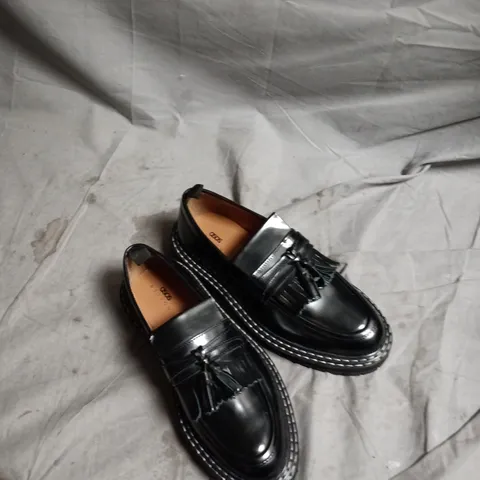 BOX OF APPROXIMATELY 13 PAIRS OF SHOES TO INCLUDE PLATFORM LOAFERS AND SNOW BOOTS