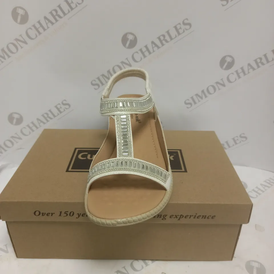 BOXED PAIR OF CUSHION WALK DIAMANTE T BAR SANDALS IN WHITE - SIZE 7