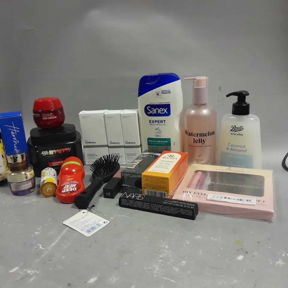 BOX OF APPROXIMATELY 15 ASSORTED COSMETIC ITEMS TO INCLUDE- ESTRID WATERMELON JELLY - HAND WASH - HAIR GEL, ETC.
