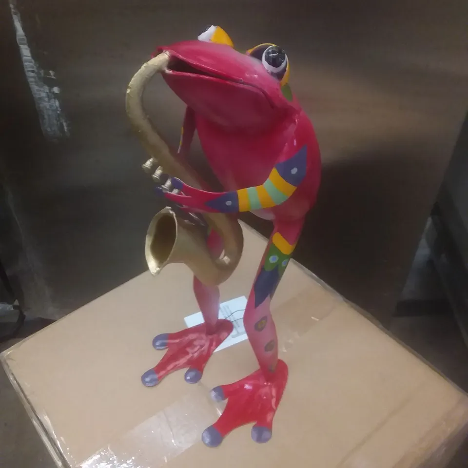 BOX CONTAINING 4 BRAND NEW FROG PLAYING SAXOPHONE ORNAMENTS 