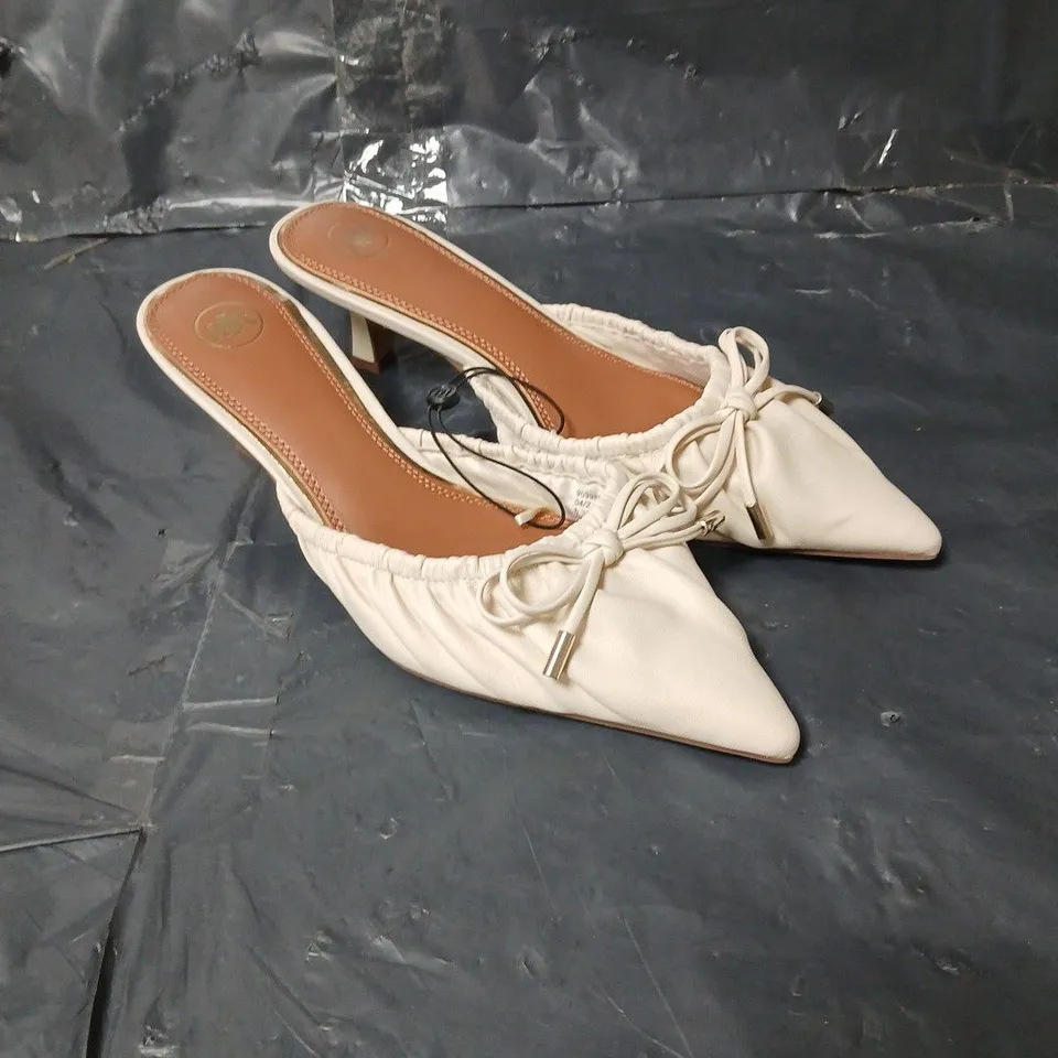 RIVER ISLAND RUCHED KITTEN HEEL COURT SHOES - BEIGE - SIZE 5