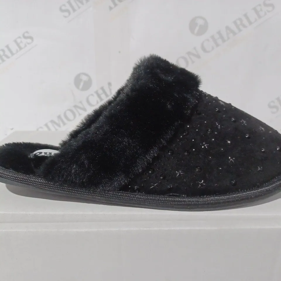 BOX OF APPROXIMATELY 5 DUNE BLACK SYNTHETIC STAR HOTFIX SLIPPERS SIZE 4