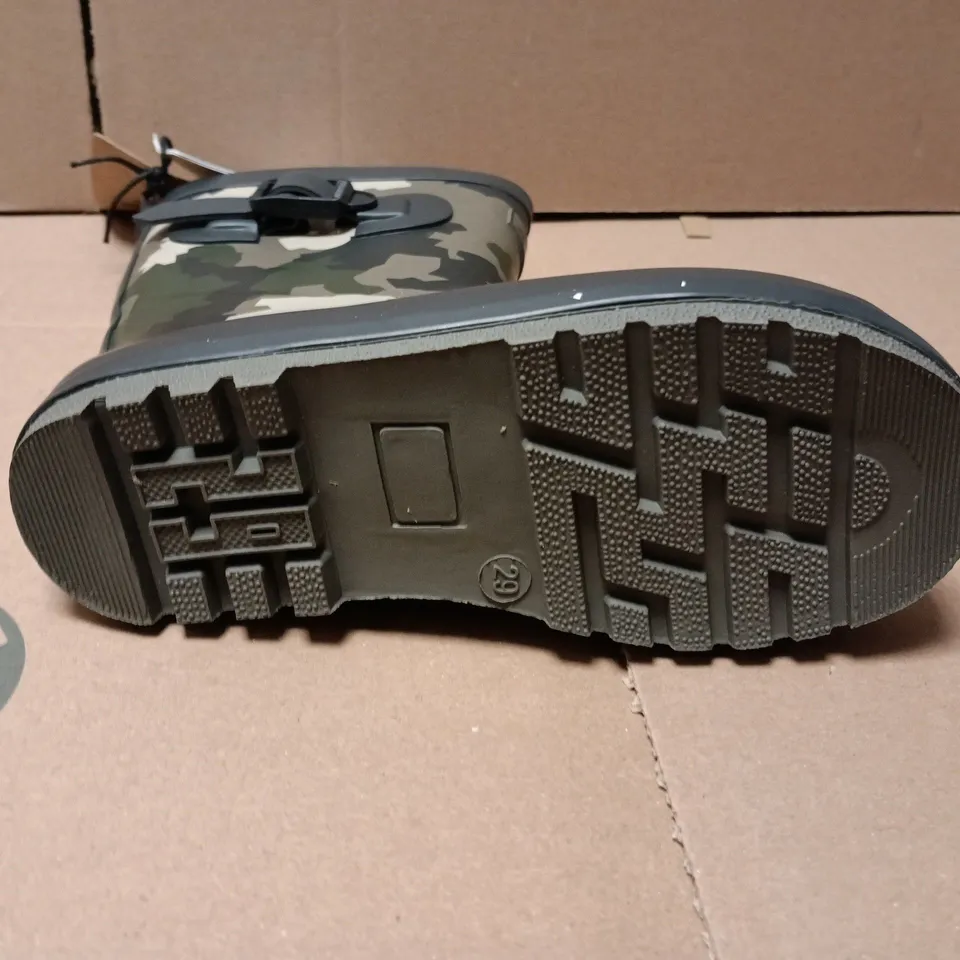 UNBOXED PAIR OF TRESPASS KIDS PUDDLE 20 WELLY IN CAMO - UK 11