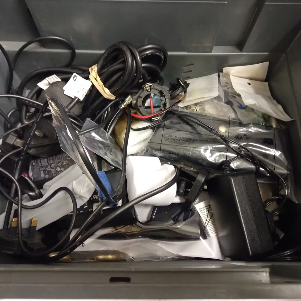 BOX OF APPROX 10 ASSORTED POWER CABLES AND WIRES FOR VARIOUS ITEMS