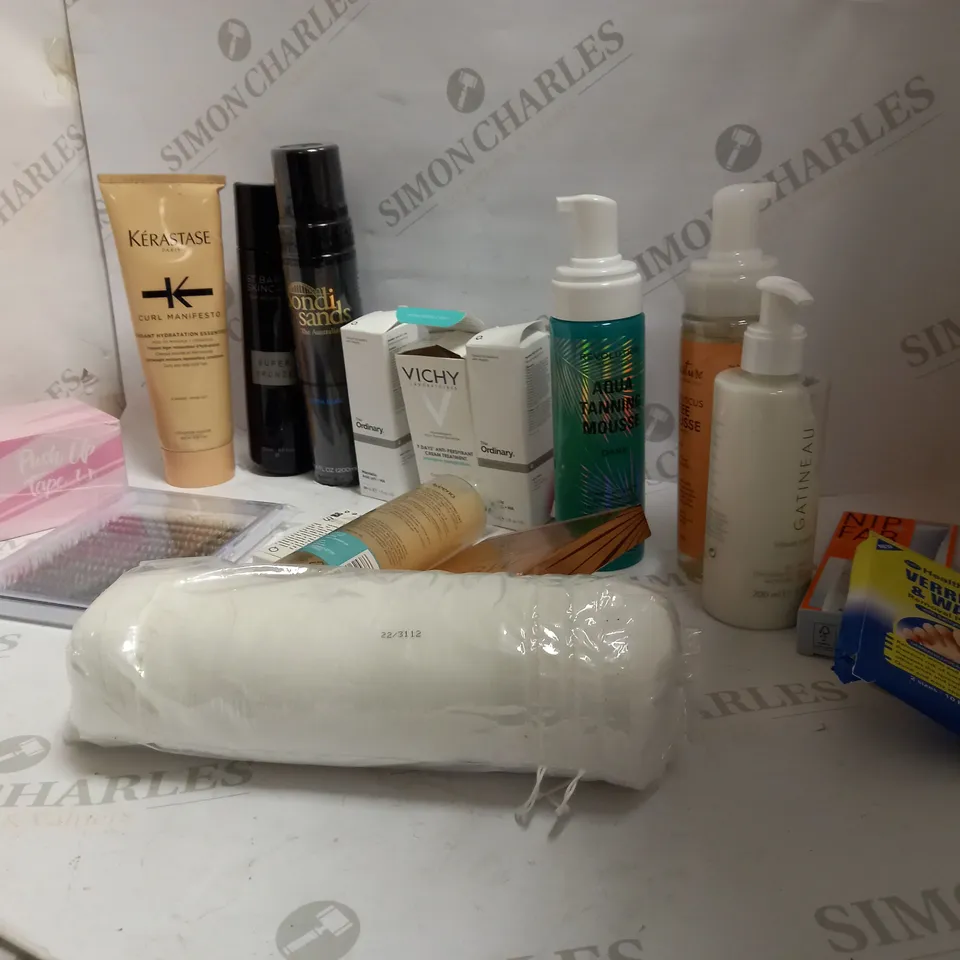 TOTE OF APPROXIMATELY 20 ASSORTED ITEMS TO INCLUDE A AQUA TANNING MOUSSE, CURL MANIFESTO AND A EYELASH SET
