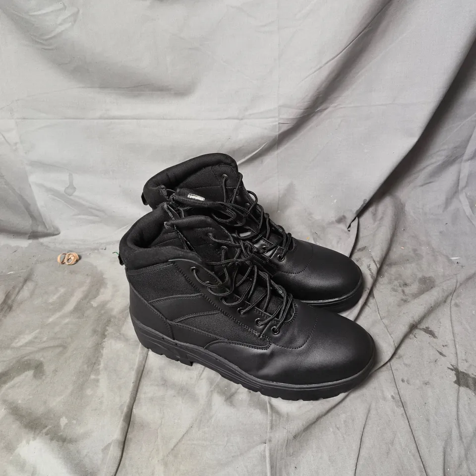 UNBOXED SAVAGE ISLAND PAIR OF BLACK HIKING BOOTS – ANKLE-HEIGHT, LACE-UP SIZE 13