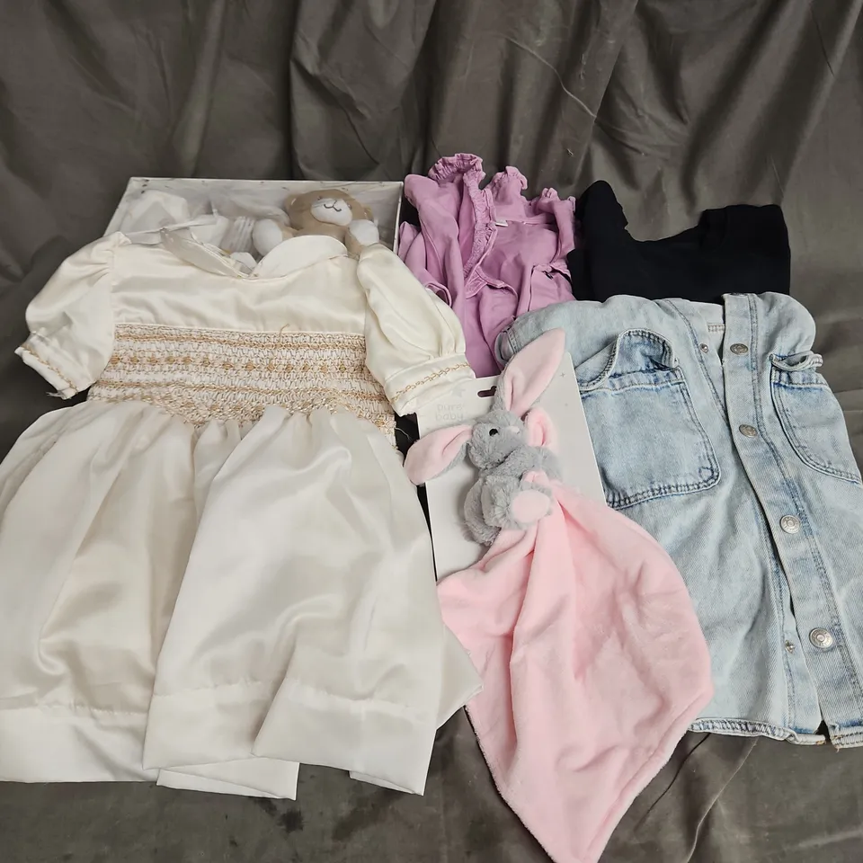 BOX OF APPROXIMATELY 30 ASSORTED KIDS CLOTHING ITEMS TO INCUDE - DRESS, JACKET, BABY GIFT SET, ETC