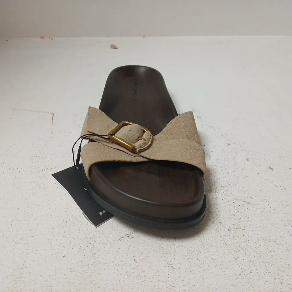 PAIR OF STRADIVARIUS OPEN TOE CROSS STRAP FOOTBED SANDALS IN BROWN/SAND SIZE UK 4