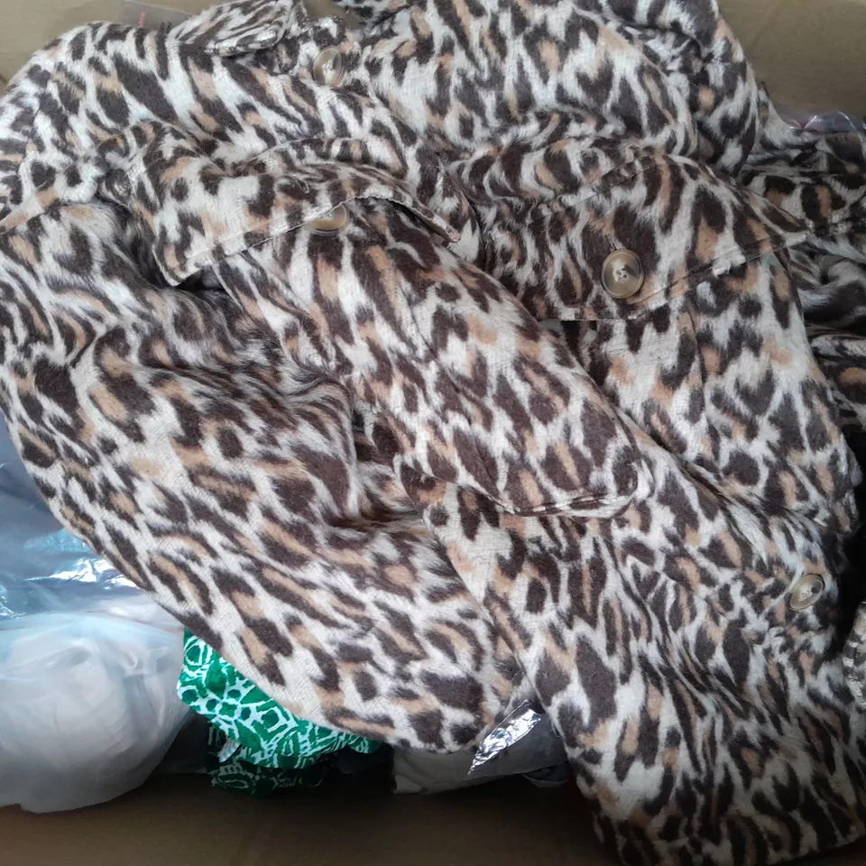 BOX OF APPROXIMATELY 25 ASSORTED CLOTHING ITEMS TO INCLUDE - TROUSERS , BAG , TOP ETC