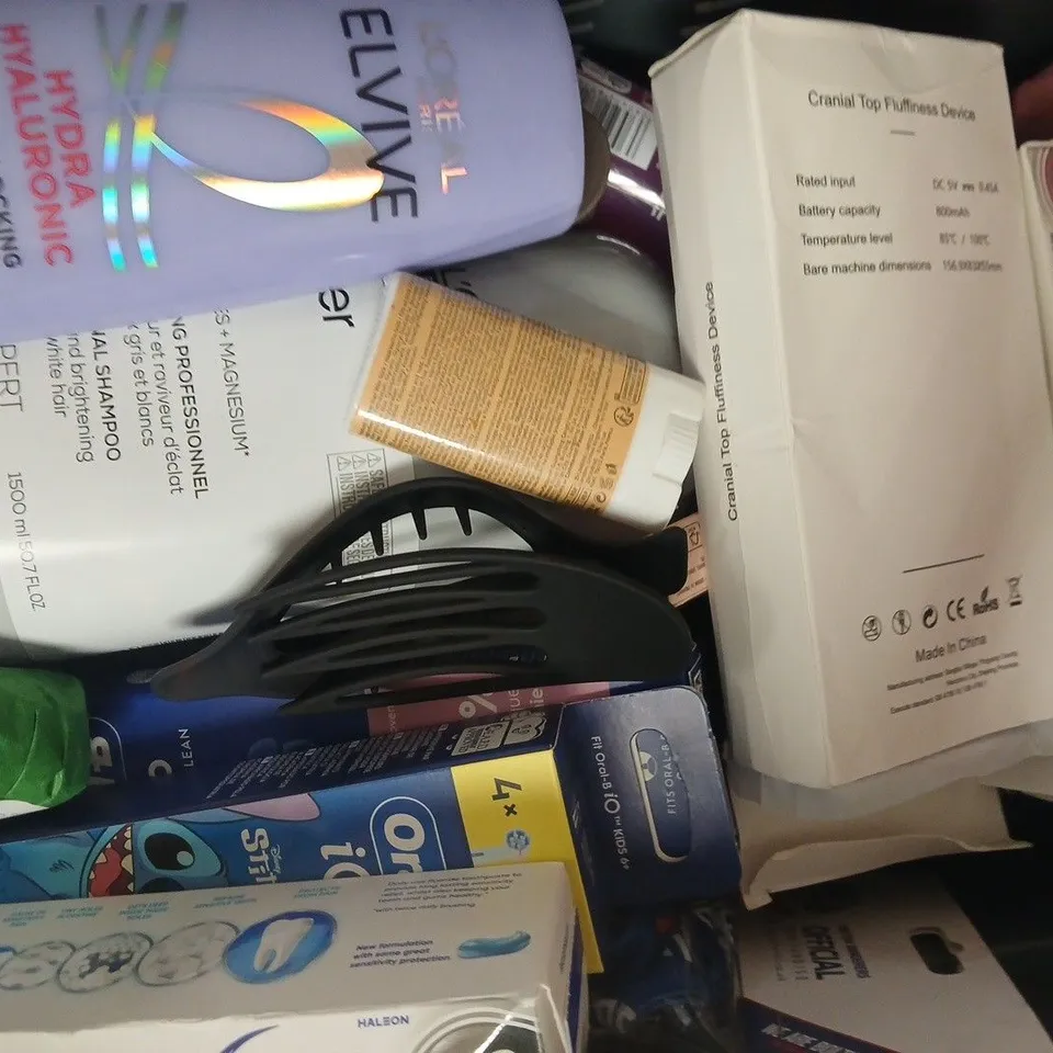APPROXIMATELY 15 ASSORTED COSMETIC ITEMS INCLUDING VARIOUS MAKES AND BRANDS - COLLECTION ONLY