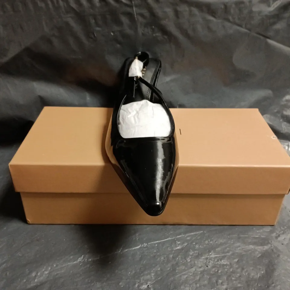 BOXED PAIR OF SIMMI LONDON POINTED TOE LOW HEEL SHOES IN GLOSSY BLACK SIZE 4