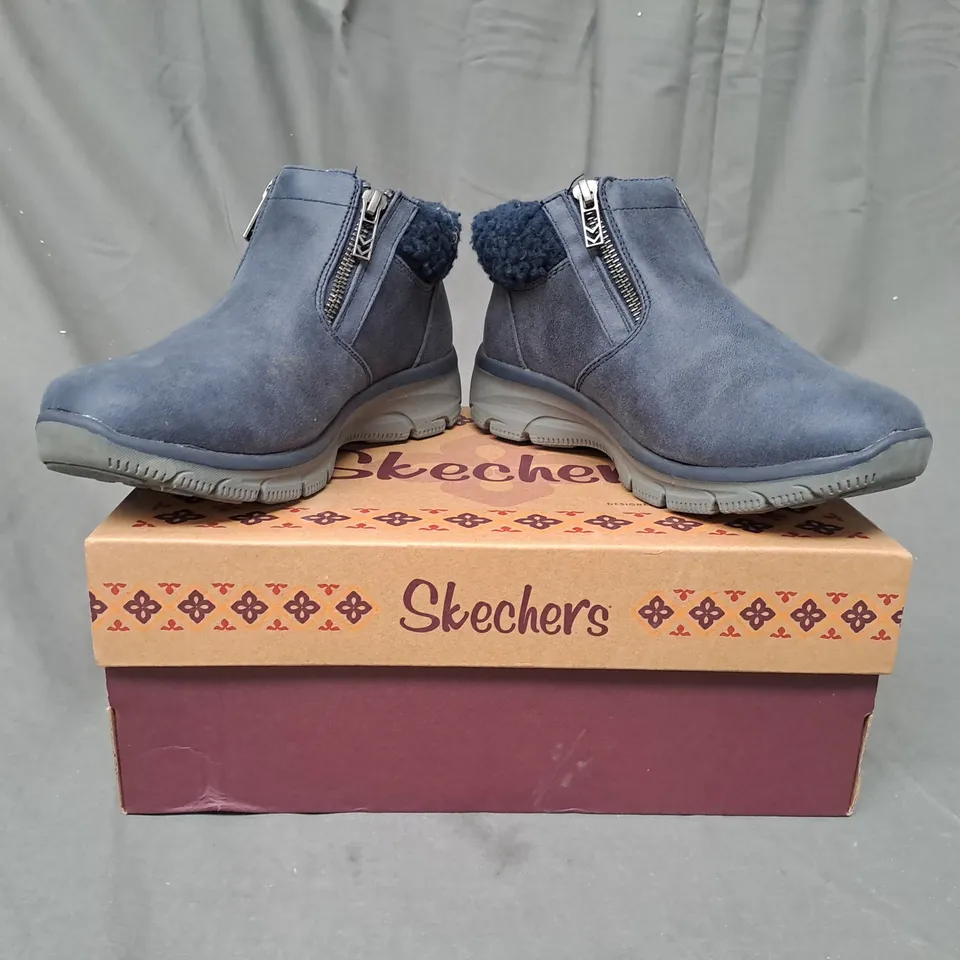 BOXED PAIR OF SKETCHERS EASY GOING BOOTS IN NAVY SIZE 3.5