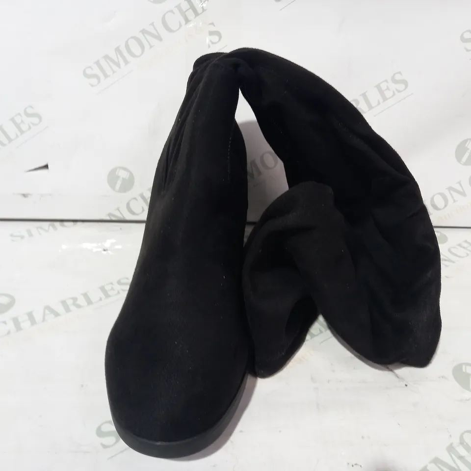 BOXED PAIR OF TRUFFLE COLLECTION SUEDE ROUND TOE BLOCK HEEL KNEE BOOTS IN BLACK UK SIZE 6