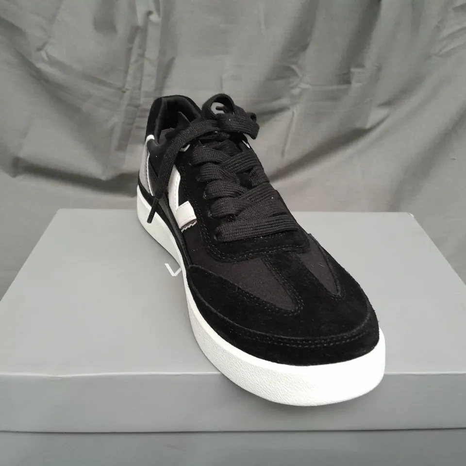 BOXED PAIR OF VIONIC ESSENCE MYLIE TRAINERS IN BLACK SIZE 6.5 