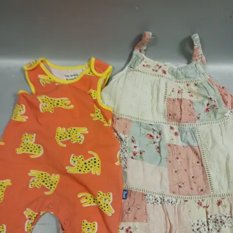 APPROXIMATELY 15 ASSORTED CHILDRENS CLOTHING PRODUCTS IN AGES RANGING FROM 0-5 YRS