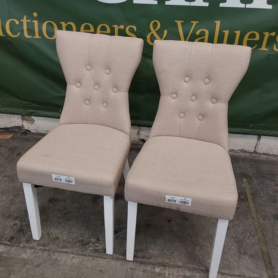 PAIR OF DESIGNER BUTTONED BACK UPHOLSTERED DINING CHAIRS NATURAL FABRIC ON WHITE PAINTED LEGS 