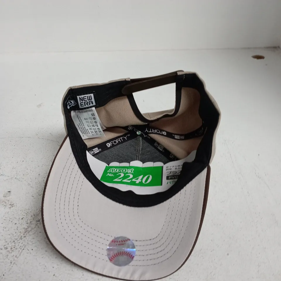 NEW ERA 9FORTY ADJUSTABLE BASEBALL CAP – NEW YORK YANKEES, BEIGE CROWN / BROWN BILL
