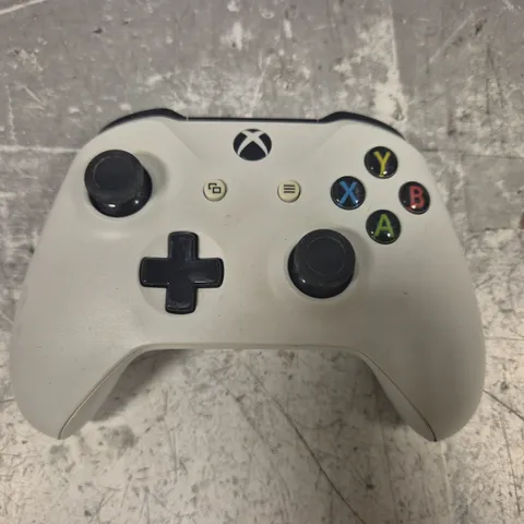 XBOX ONE WIRELESS CONTROLLER IN WHITE