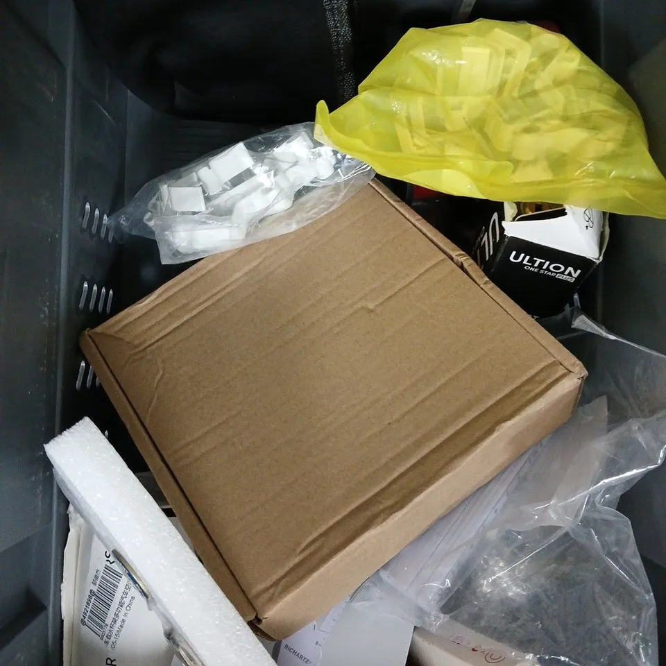APPROXIMATELY 10 HOUSEHOLD ITEMS TO INCLUDE PENS, AIR UP PODS, GROUND ANCHOR ETC