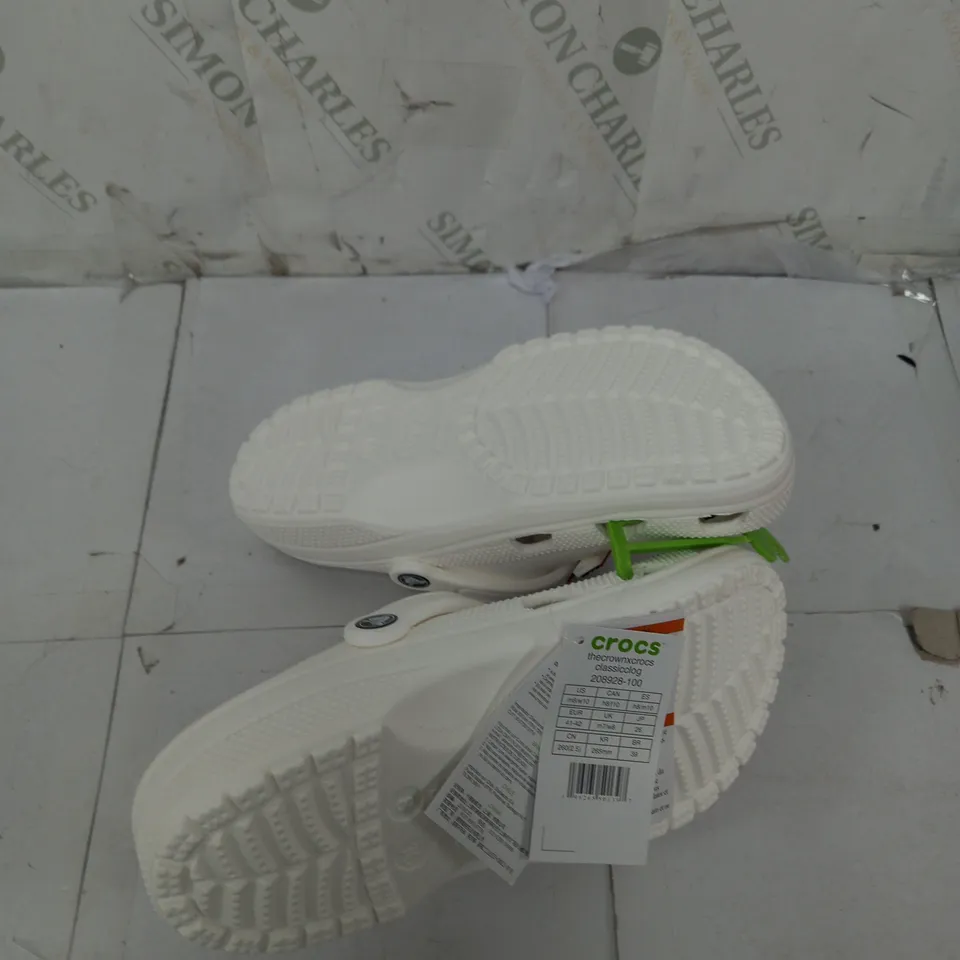 UNBOXED PAIR OF PALACE CROCS WHITE SIZE 7 