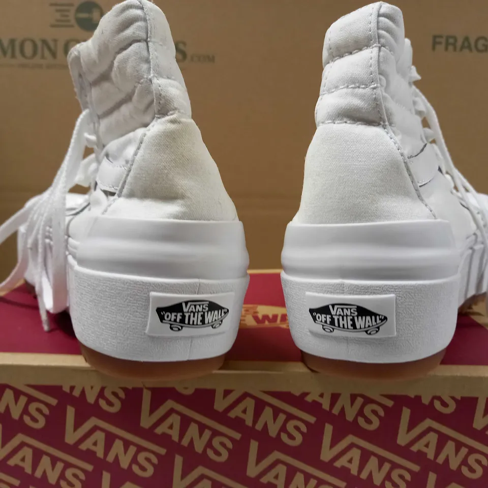 BOXED PAIR OF VANS WHITE CANVAS TRAINERS - SIZE 6
