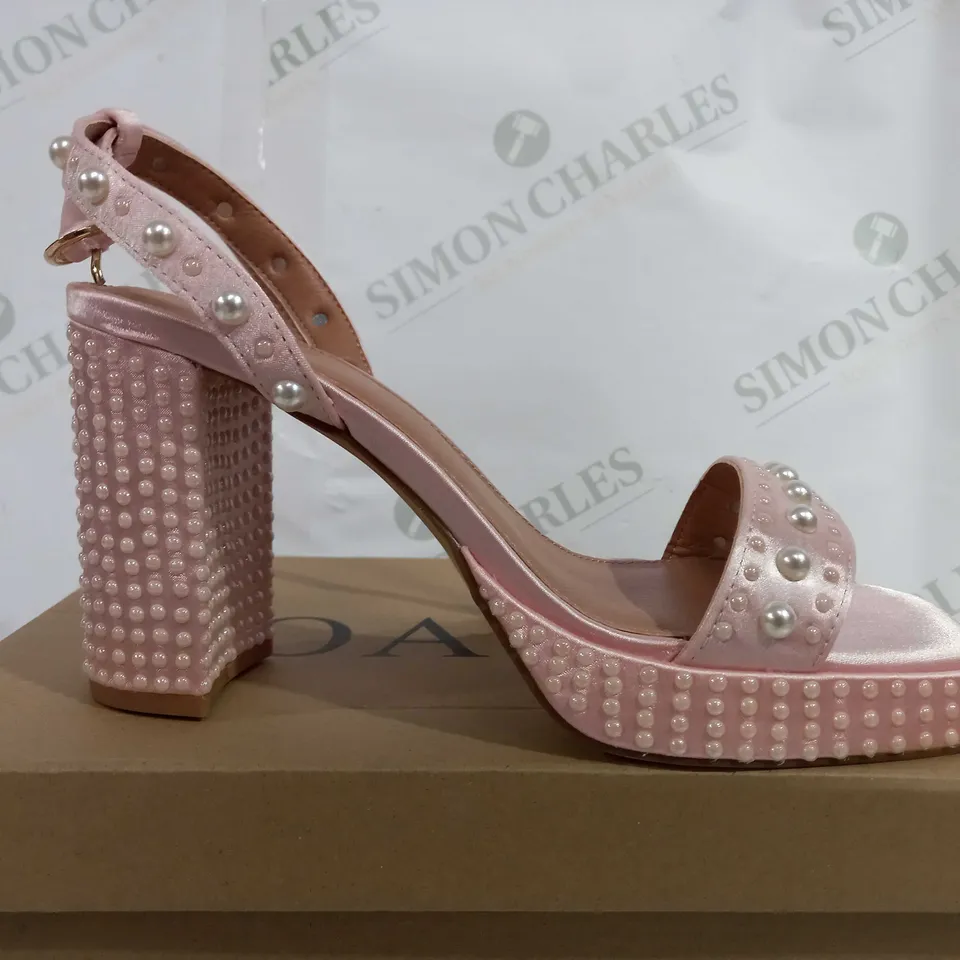 BOXED PAIR OF OASIS PEARL EMBELLISHED CHUNKY HEEL SANDALS IN BLUSHPINK - UK 5