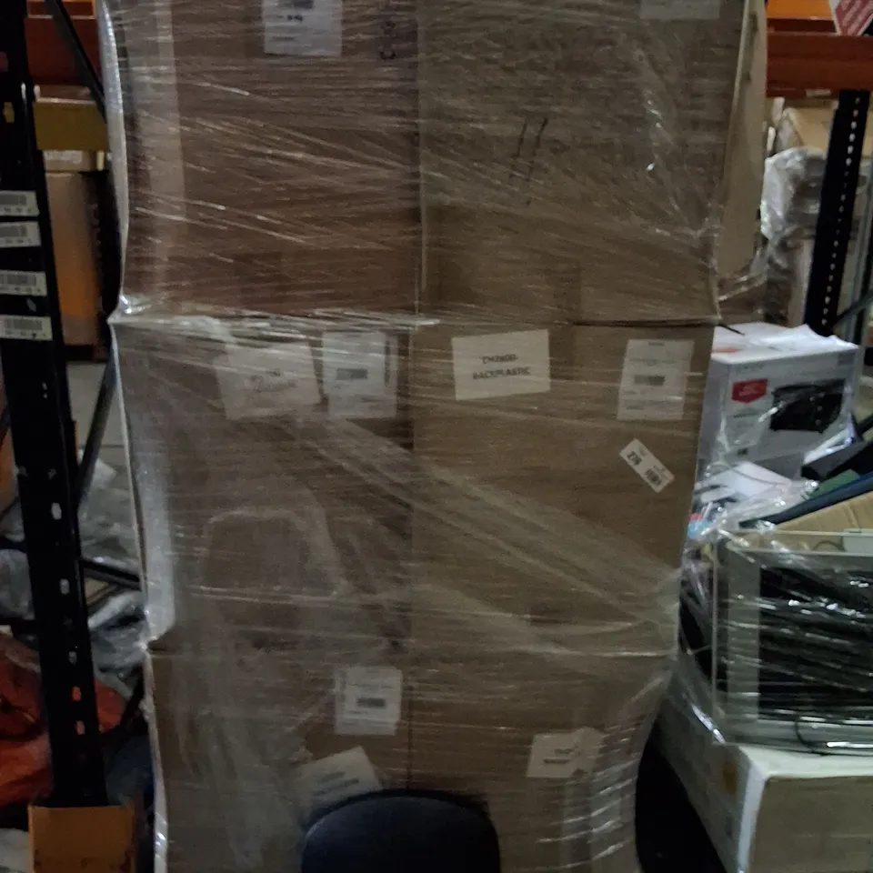 PALLET CONTAINING A LARGE QUANTITY OF BACK PLASTICS