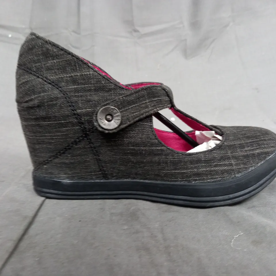 A BOX OF APPROXIMATELY 20 INDIVIDUALLY BOXED GUPPY LOVE SHOES. GREY PLAID ON OUTSIDE HOT PINK ON INSIDE