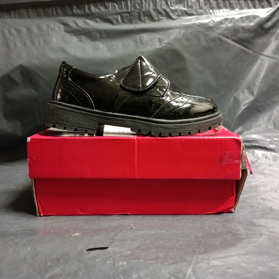 BOXED PAIR OF UNBRANDED KIDS SHOES IN GLOSSY BLACK SIZE EU 29