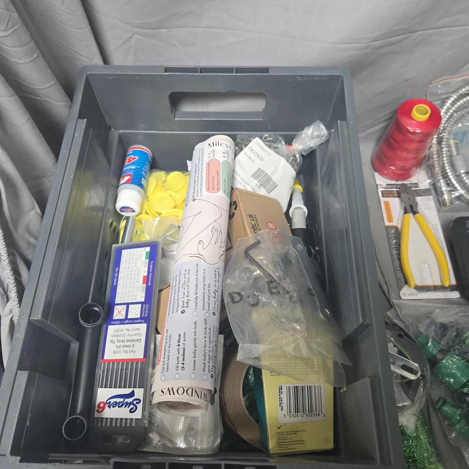 APPROXIMATELY 25 ASSORTED HARDWARE TOOLS & ELECTRICAL ACCESSORIES – MIXED LOT