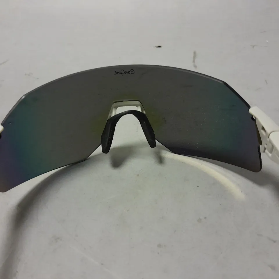 SUNGOD GREY FRAMED GLASSES IN CASE