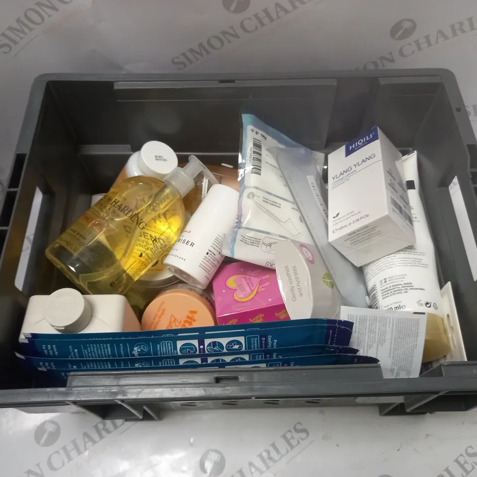 BOX OF APPROXIMATELY 20 COSMETICS ITEMS TO INCLUDE HIOILI, DR SAM'S, BAYLISS & HARDING, ETC