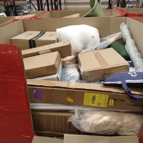 PALLET OF ASSORTED HOUSEHOLD GOODS AND PRODUCTS TO INCLUDE; TOILET SEATS, BLIND, BEDDING PRODUCTS ETC