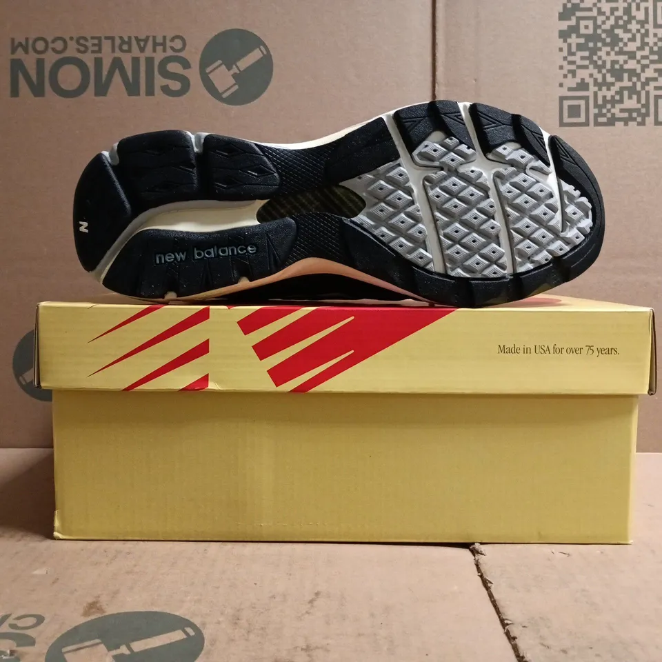 BOXED PAIR OF NEW BALANCE 990 TRAINERS IN NAVY/BLUE SIZE UK 8