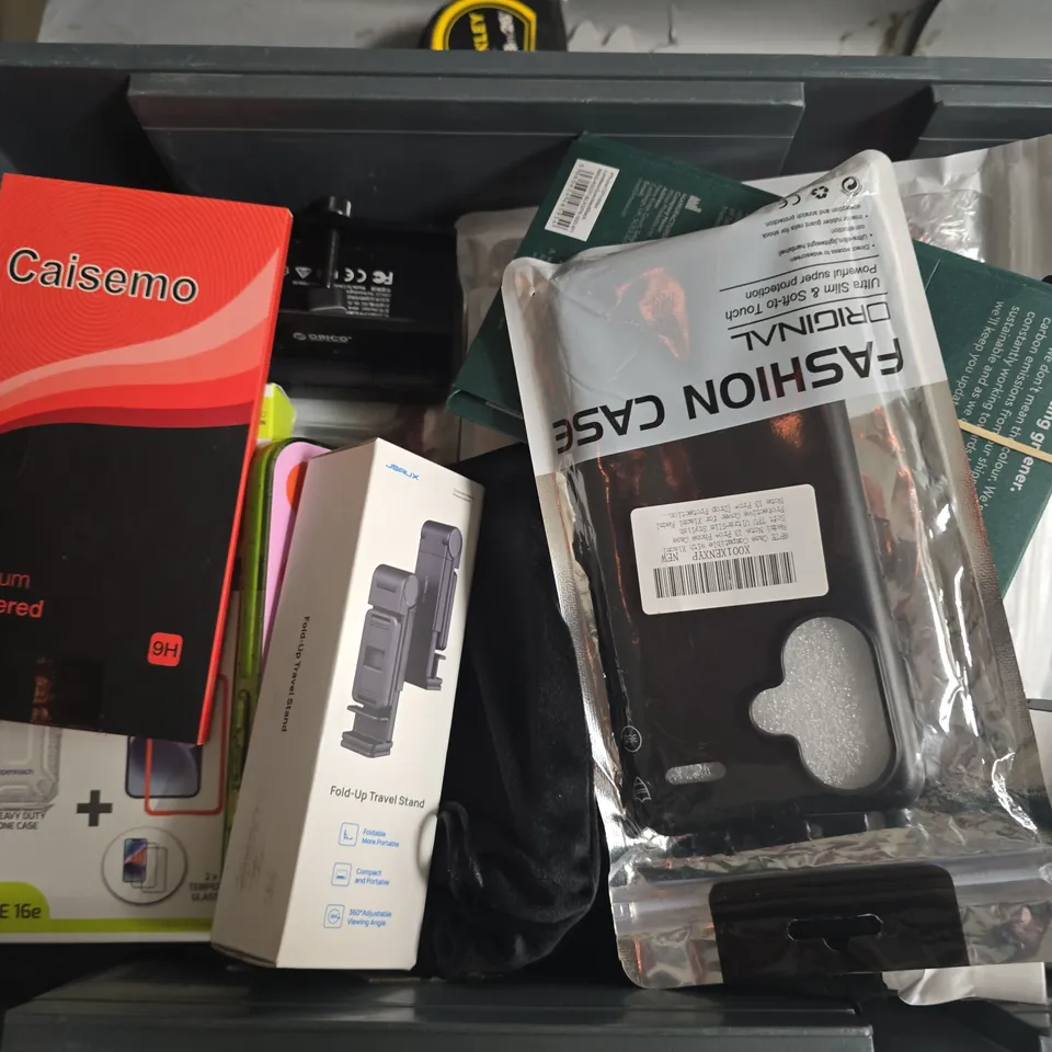 APPROXIMATELY 20 ASSORTED MOBILE PHONE ACCESSORIES INCLUDING POWER BANK, SCREEN PROTECTORS, TRAVEL STAND, ETC