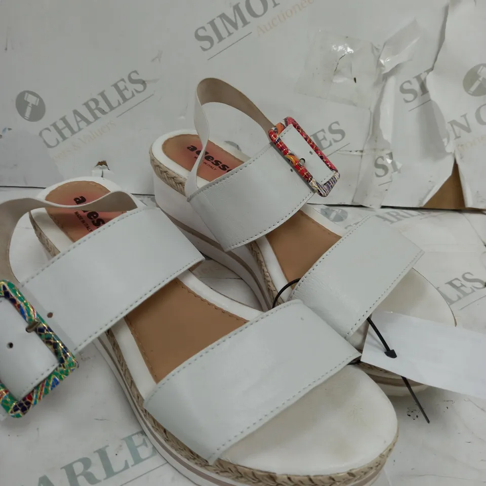 ADESSO WEDGE SANDALS WHITE SIZE 5
