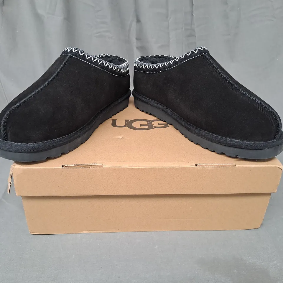 BOXED PAIR OF UGG SHOES IN BLACK UK SIZE 5