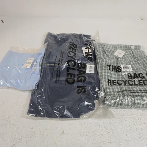 APPROXIMATELY 15 ASSORTED CLOTHING ITEMS IN VARIOUS SIZES, COLOURS & STYLES TO INCLUDE ZIP THROUGH HOODIE, HALTER MIDI DRESS, CROPPED BOXY TEE, ETC