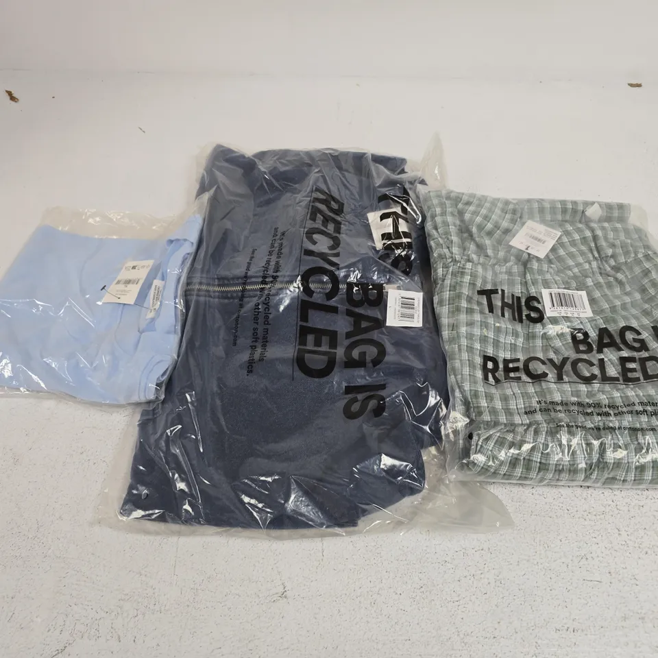 APPROXIMATELY 15 ASSORTED CLOTHING ITEMS IN VARIOUS SIZES, COLOURS & STYLES TO INCLUDE ZIP THROUGH HOODIE, HALTER MIDI DRESS, CROPPED BOXY TEE, ETC