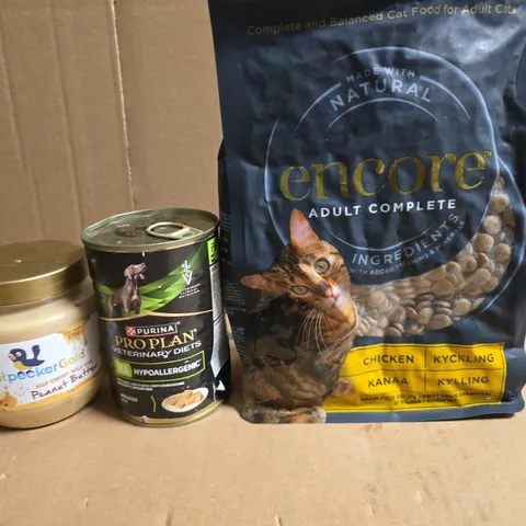 APPROX 15 ASSORTED PET FOODS & TREATS TO INCLUDE ENCORE CAT FOOD, NUTPECKER AND TINNED DOG FOOD