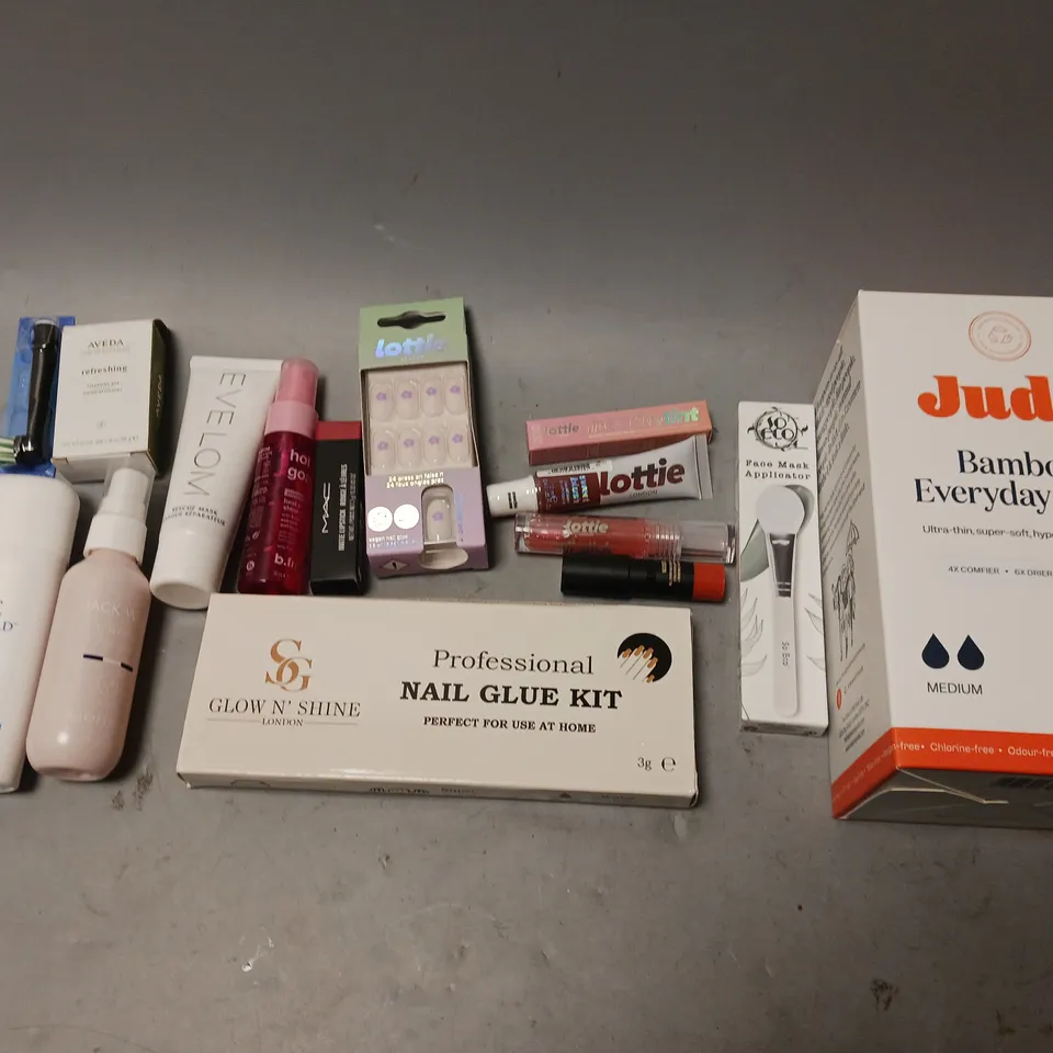 BOX OF APPROXIMATELY 15 COSMETIC ITEMS TO INCLUDE JUDE EVERYDAY BAMBOO PADS, NAIL GLUE KIT, AND LOTTIE NAILS ETC. 