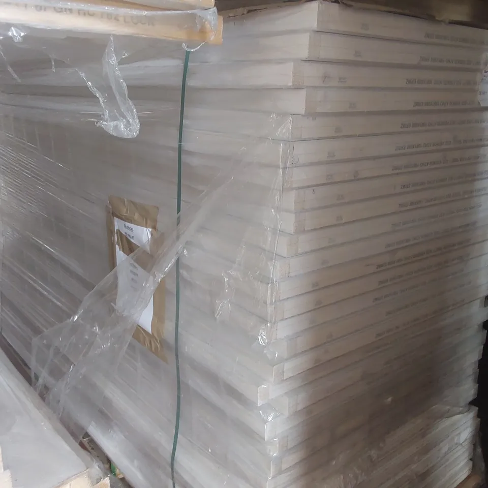 PALLET CONTAINING A VERY LARGE QUANTITY OF ASSORTED DOORS