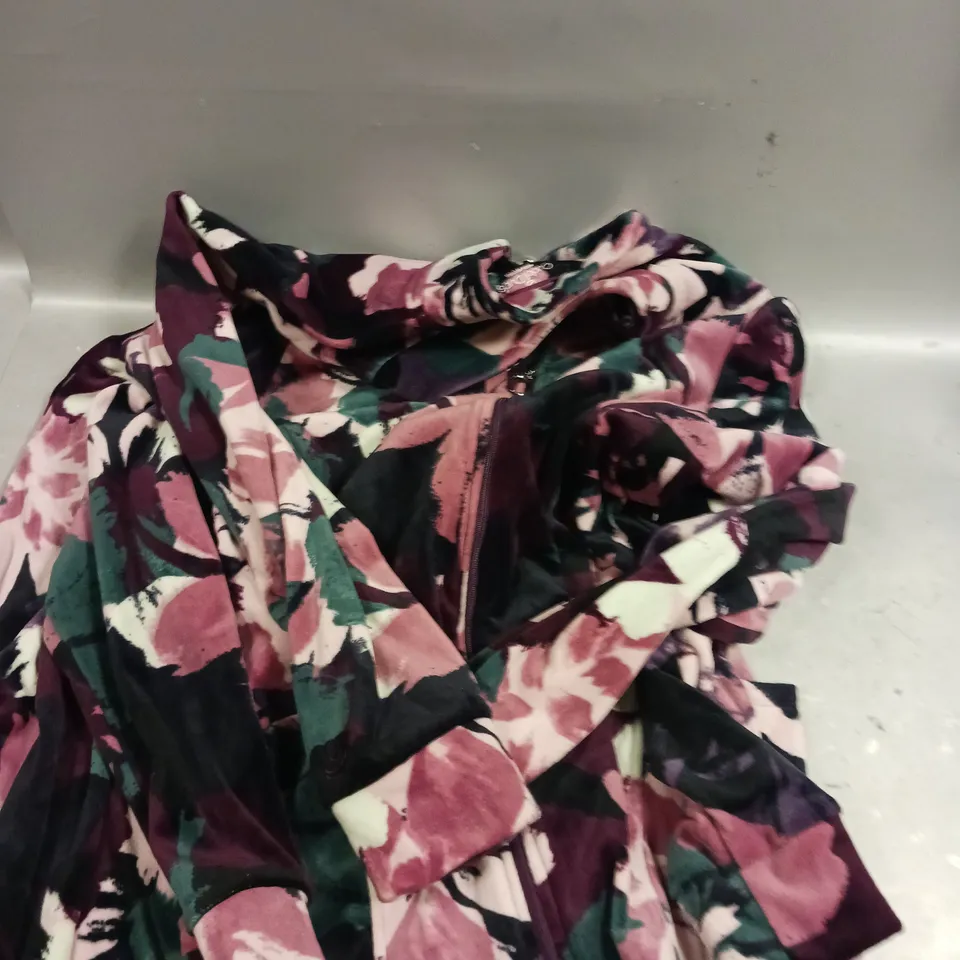 APPROXIMATELY 15 ASSORTED CLOTHING PRODUCTS IN VARIOUS STYLES & SIZES 