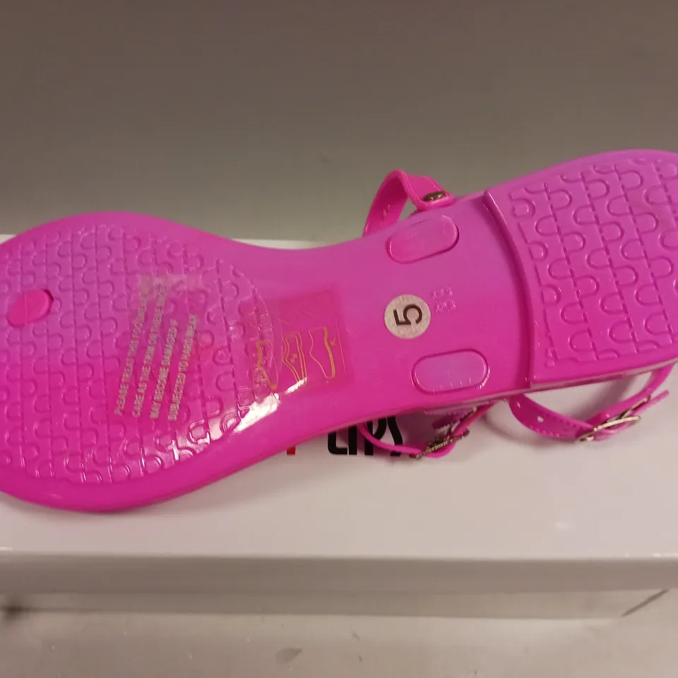 LOT OF 18 BOXED PAIRS OF HOT LIPS FUSCHIA SANDALS - VARIOUS SIZES