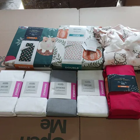 BOX OF APPROXIMATELY 12 ASSORTED BEDDING AND SOFT FURNISHING ITEMS TO INCLUDE - DUVET SETS, PILLOWCASES, AND FITTED SHEETS ETC.