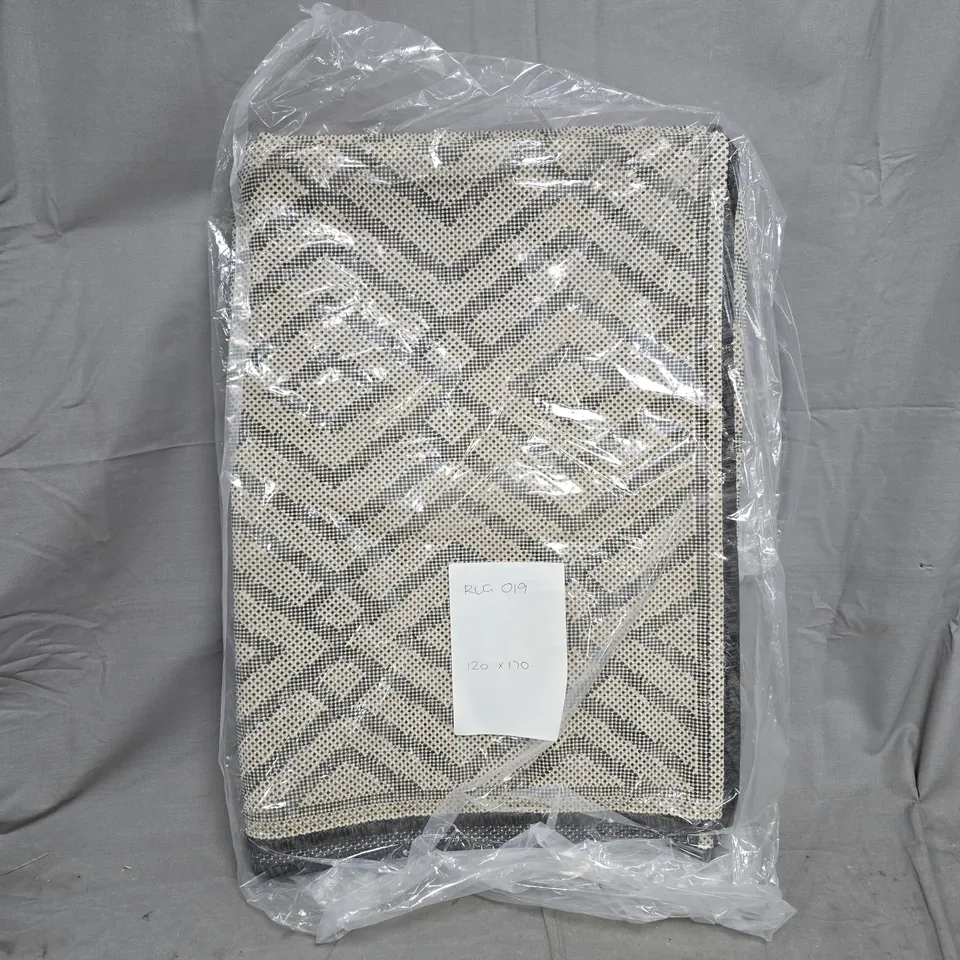 GEOMETRIC-PATTERN RUG, 120 X 170 CM 