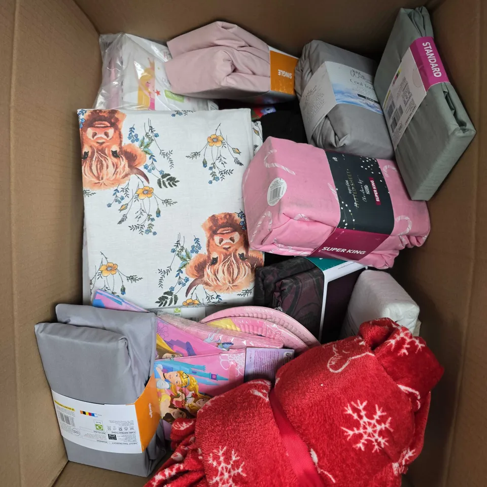 APPROXIMATELY 30 HOUSEHOLD PRODUCTS TO INCLUDE DUVET SETS, FITTED SHEETS, PILLOW CASES ETC