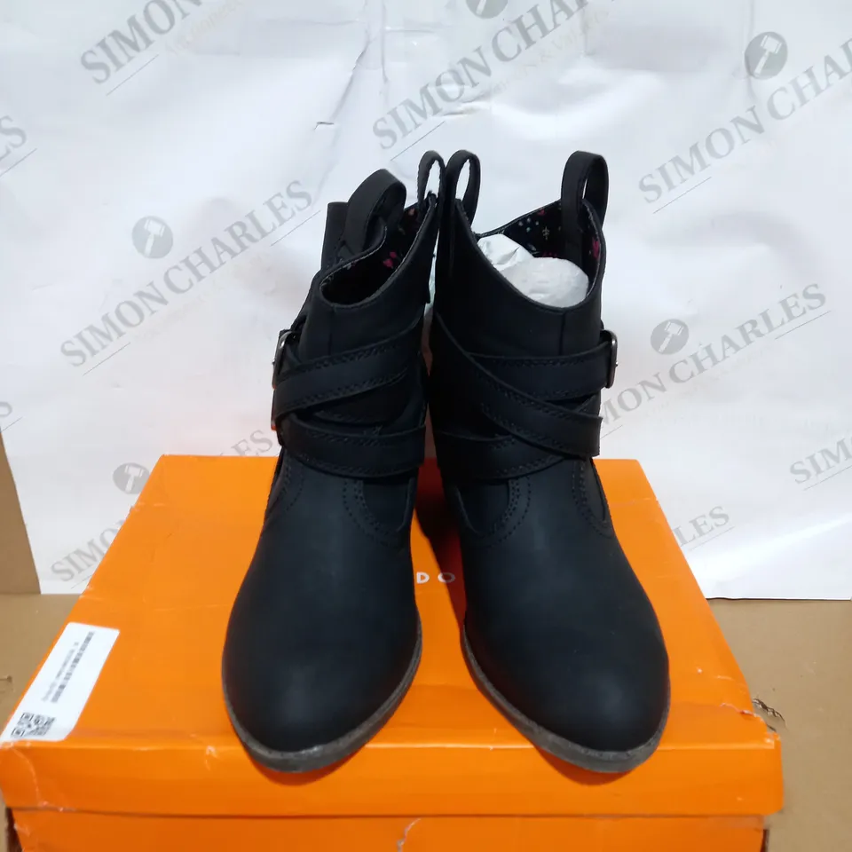 PAIR OF BOXED ROCKET DOG DARK BROWM WEDGED BOOT SIZE 8