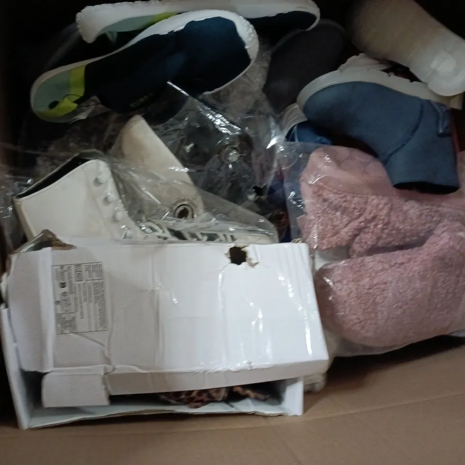 APPROXIMATELY 15 ASSORTED PAIRS OF SHOES AND FOOTWEAR ITEMS IN VARIOUS STYLES AND SIZES TO INCLUDE PRIMARK, SUBEA, TU, ETC