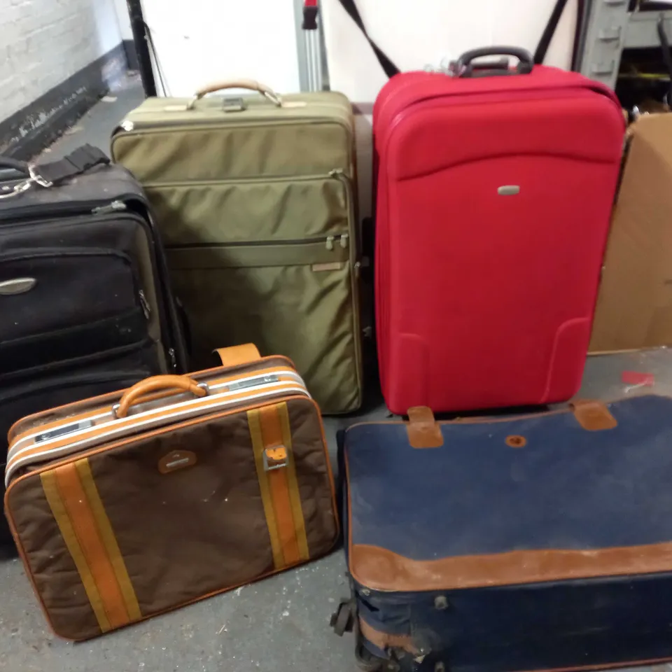 LOT OF 5 ASSORTED LUGGAGE CASES / COLLECTION ONLY